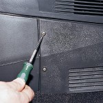 Отворачиваем два самореза крепления правого щитка облицовки тоннеля пола