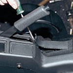 Поддев отверткой, вынимаем заглушку из крышки облицовки тоннеля пола