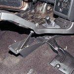Приподнимаем крышку облицовки тоннеля пола