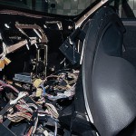 Приподнимая вверх, снимаем панель приборов со шпилек и сдвигаем ее назад
