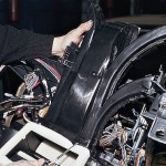 Поддеваем отверткой воздуховод обогрева ног