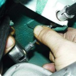 Выньте наконечник троса из уравнителя