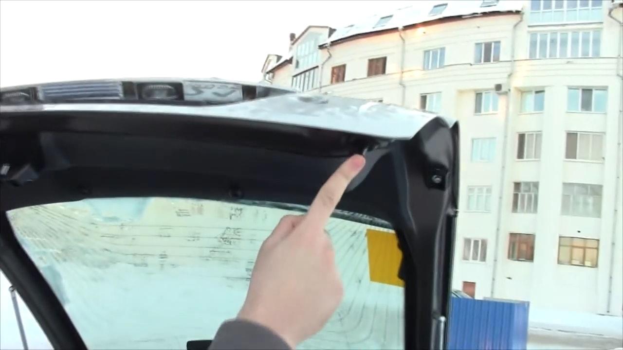 Изношена резинка крышки багажника на приоре