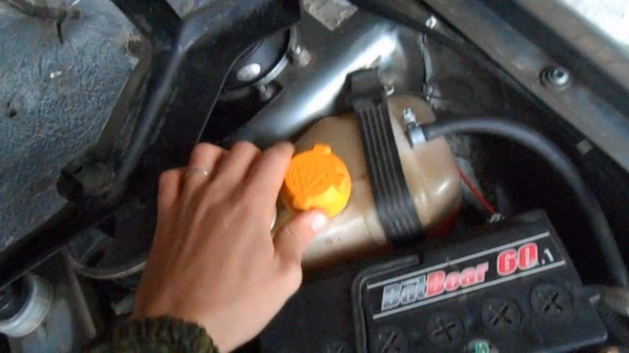 Откручиваем крышку расширительного бачка