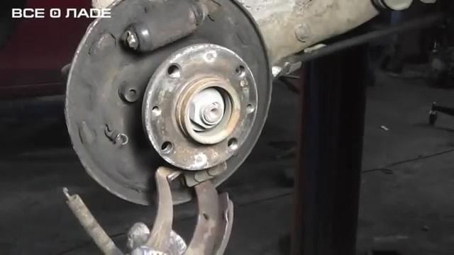 Снимаем крюк распорного механизма ручника лада Гранта
