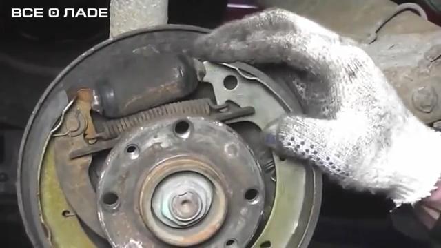 Ставим на место вторую колодку лада Гранта