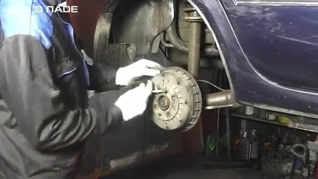 Выкручиваем направляющие барабана