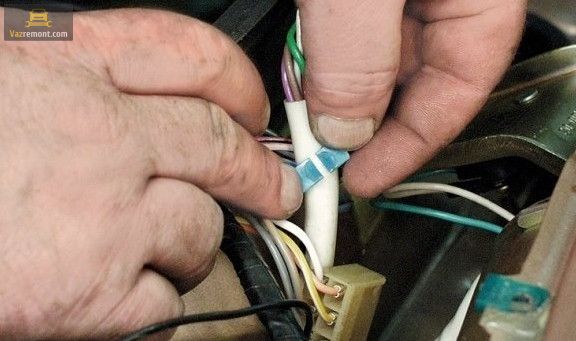 Снимаем пластиковый фиксатор