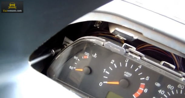 Боковые винты крепления приборной панели