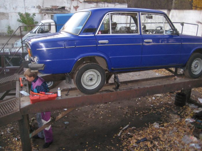 ВАЗ-2107 на эстакаде
