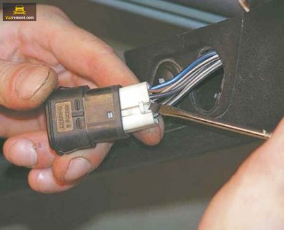 Отсоединяем стеклоподъемник
