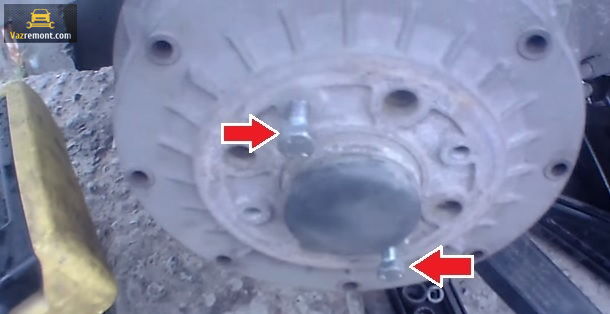 Снятие тормозного барабана при помощи болтов